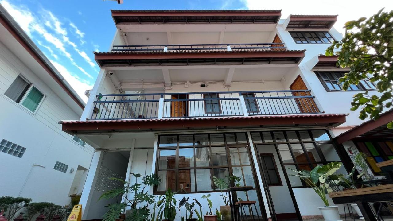 Chiang Mai Gate House Hotell Exteriör bild